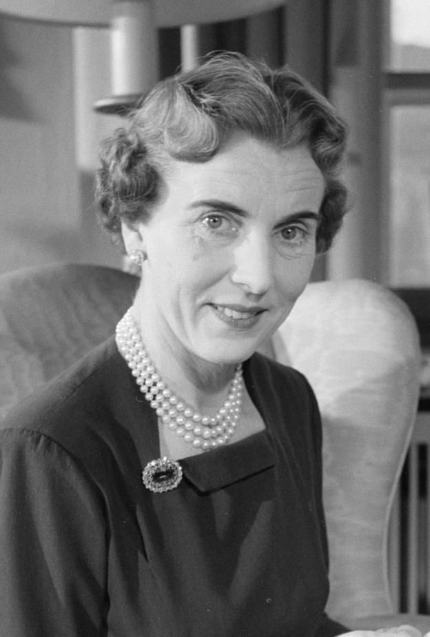 على من يطلق لقب الملكة الأم؟