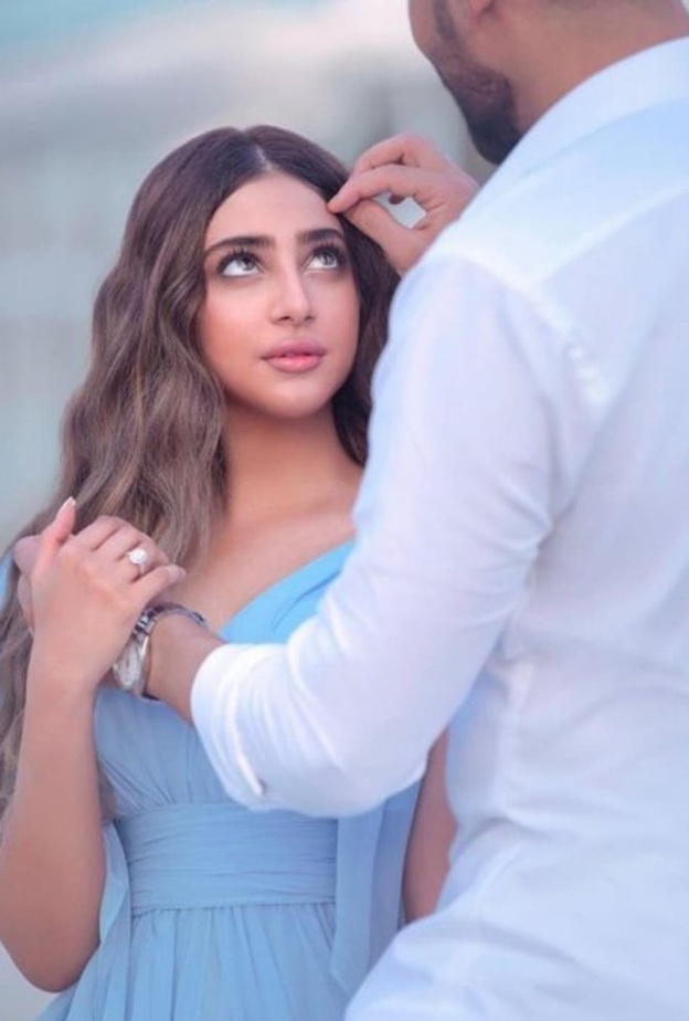  أبرار سبت في لقطة رومانسية خلال خطوبتها