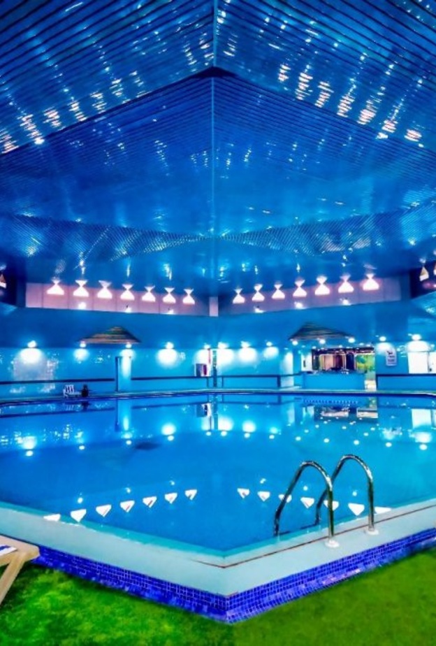 حوض السباحه الداخلي في فندق انتركونتيننتال الطائف