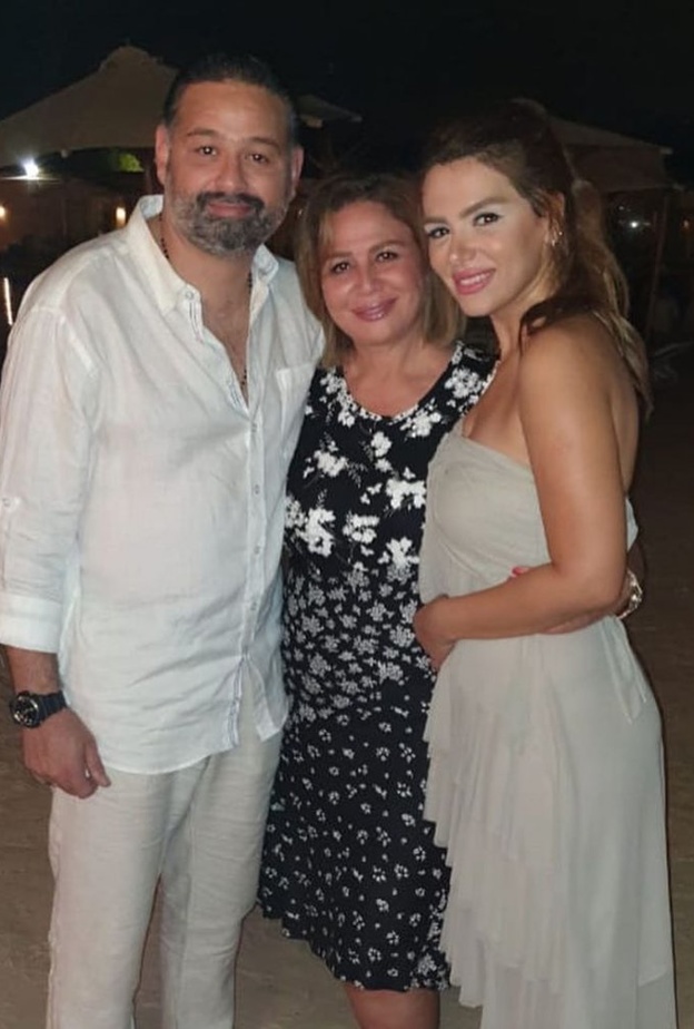 امير شاهين وشقيقته وخطيبته