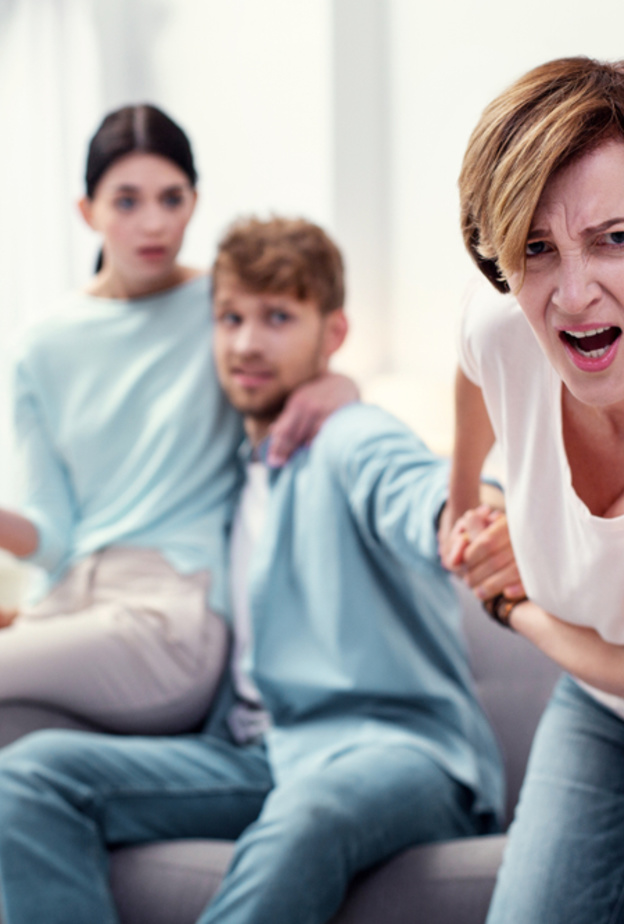 كيف تتعاملين مع حماتك المزعجة