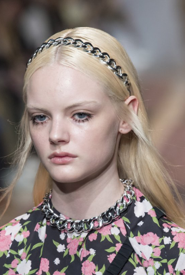 أبرز صيحات تسريحات الشعر مع الباند الفضي بالسلاسل من دار Rokh