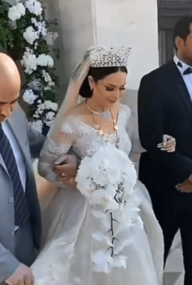 اطلالة ديانا كرزون بالفستان الابيض