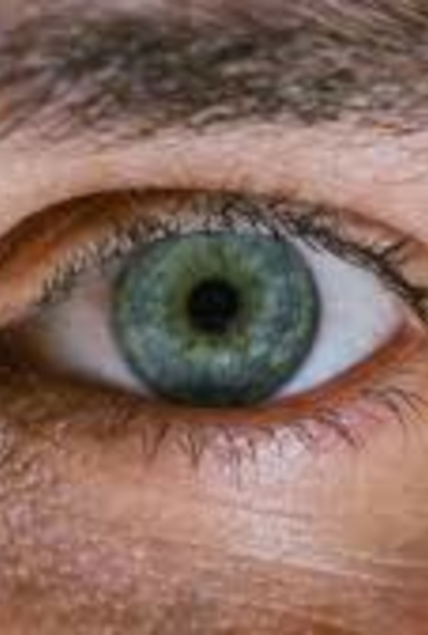  أضبط مستوى إضاءة المكان مع سطوع شاشة الكمبيوتر