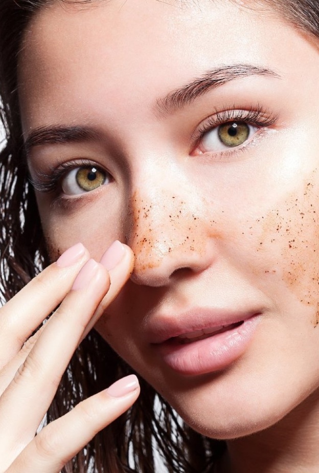 مقشر السكر والكاكاو وزيت الجوز الهند يعد من الخلطات الطبيعية الأكثر فعالية لبشرتك