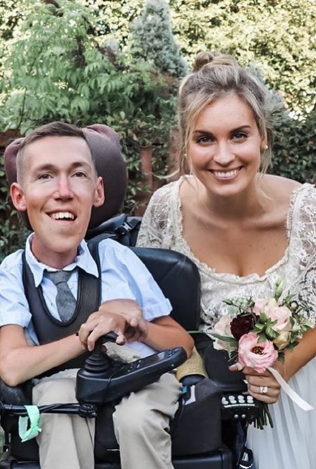 حفل زفاف عريس من ذوي الاحتياجات الخاصة