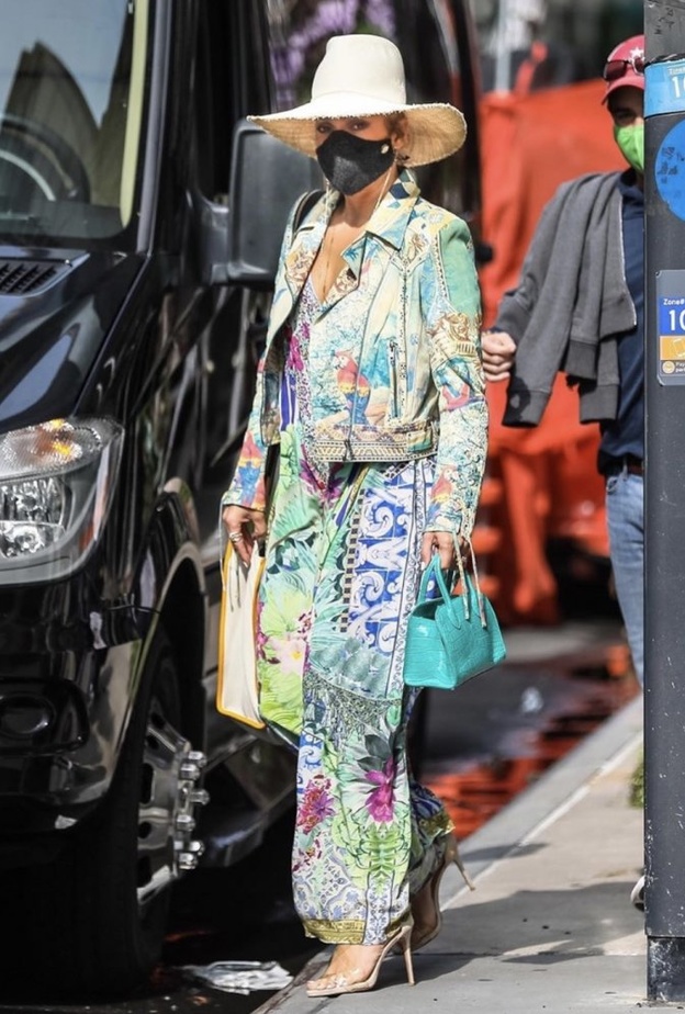 جينيفر لوبيز تعتمد إطلالة جريئة مع الالتزام بالكمامة في شوارع نيويورك