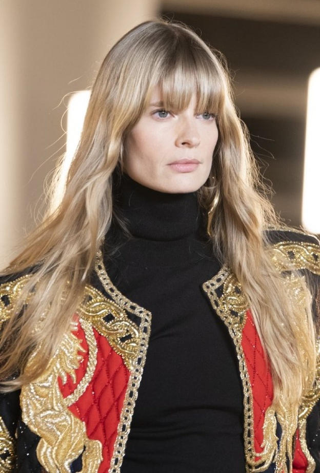 صبغات شعر أشقر عسلي تناسب الشعر الطويل في خريف 2020 من Balmain