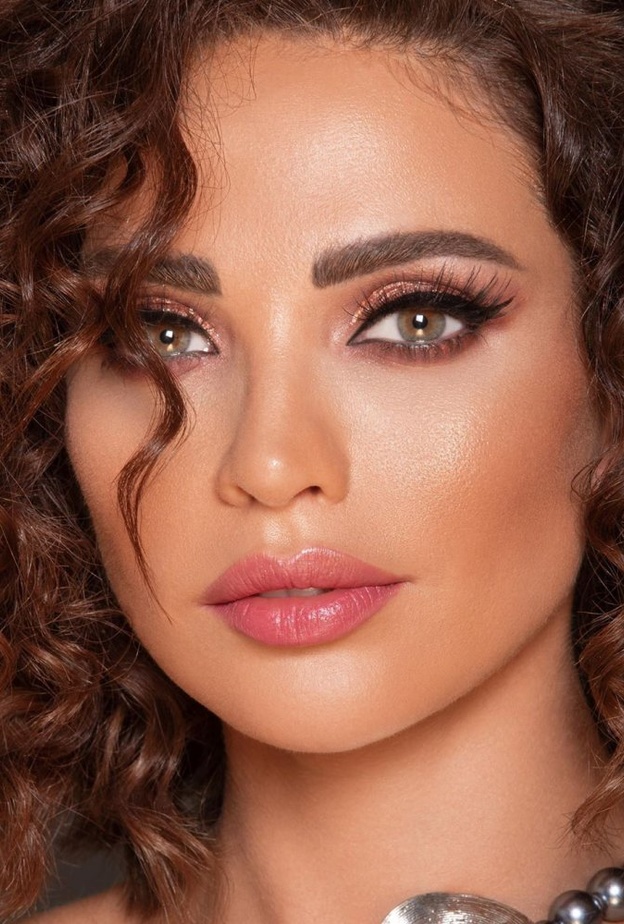 طريقة تطبيق مكياج وردي بأسلوب داليدا خليل