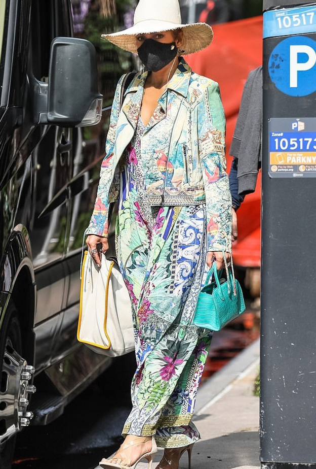  اطلالات جينيفر لوبيز الصيفية بموضة الفستان المزخرف