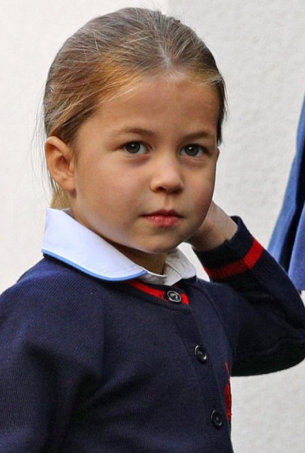 الأميرة تشارلوت تزين حقيبتها بإكسسوار أنيق