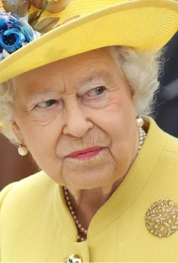 مجوهرات ملكة بريطانيا الملكة اليزابيث