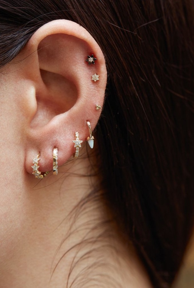 طرق ارتداء الاقراط المنفردة بأسلوب التكديس