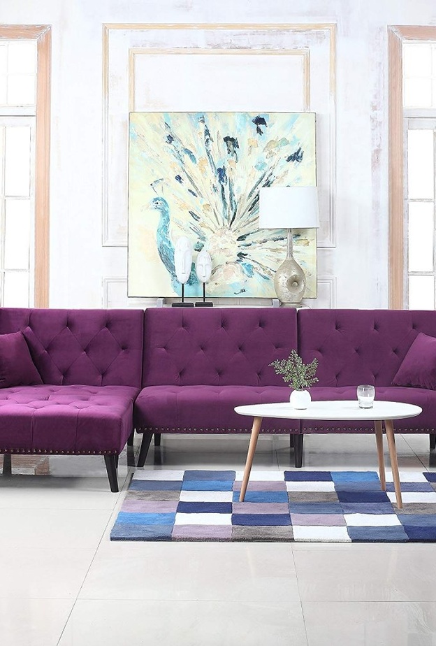 ديكور غرفة معيشة مودرن بألوان هادئة وكنب بنفسجي جذاب يميز الفراغ