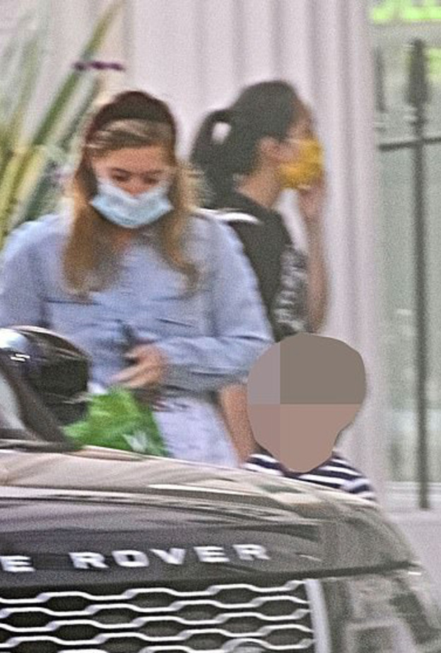 الأميرة بياتريس تتسوق بصحبة ابن زوجها