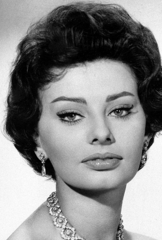 اطلالات Sophia Loren الجمالية  صاحبة  الـ 86 عام
