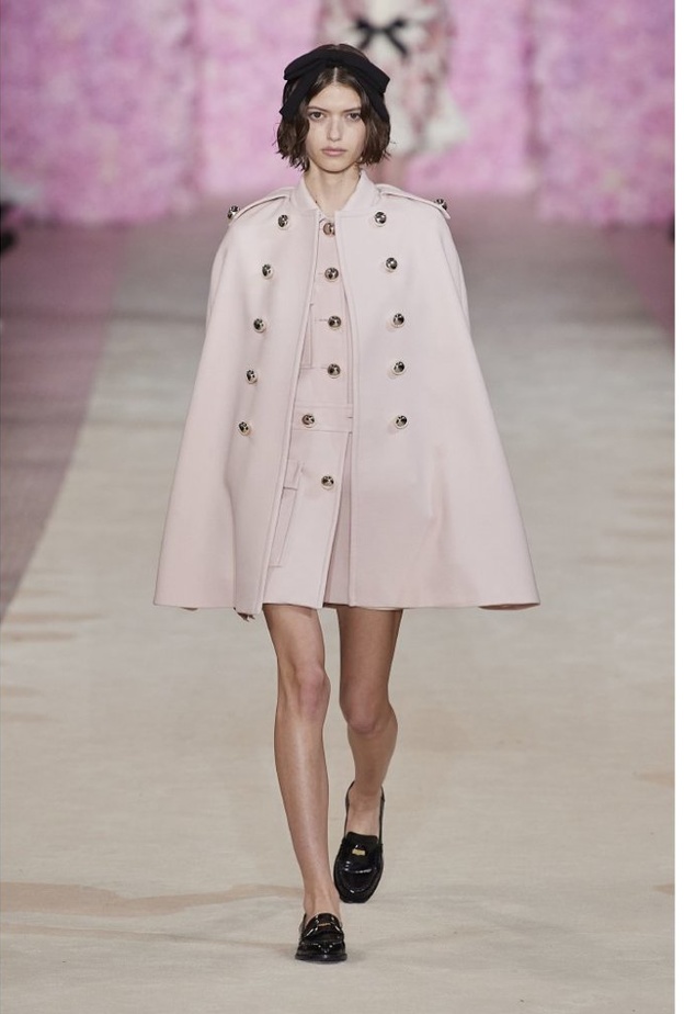 موديلات الكاب الواسعة احدث صيحات موضة خريف 2020 من Giambattista Valli.