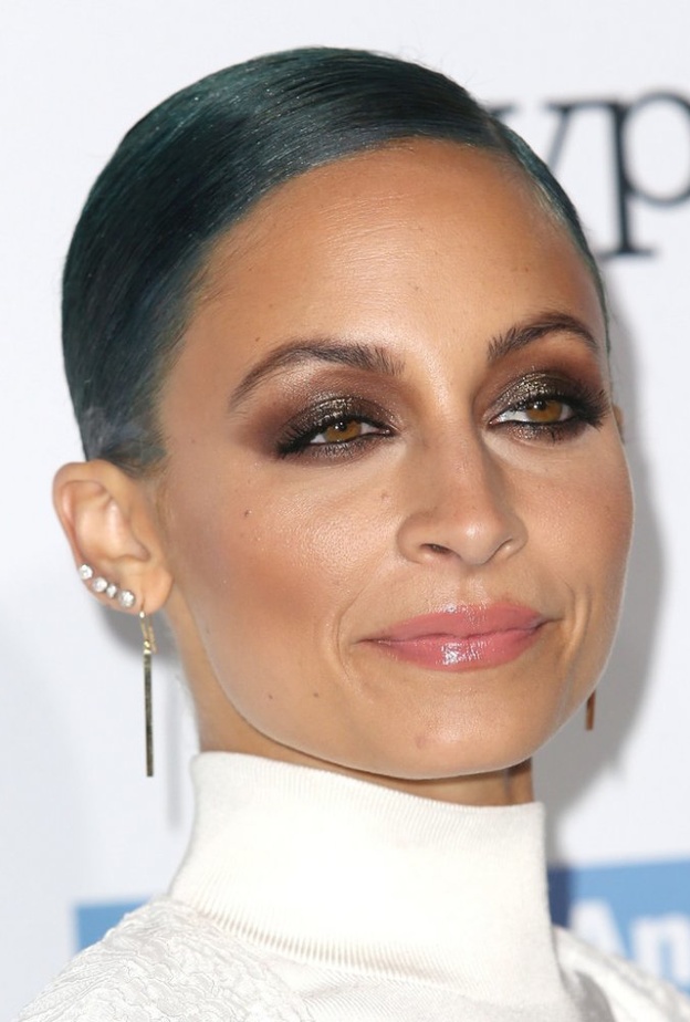 إطلالة نيكول ريتشي بالمكياج السموكي التراب