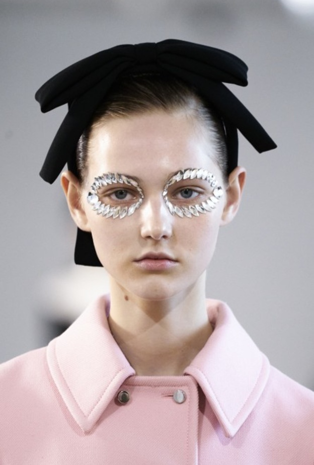 اكسسوارات المكياج بأسلوب Giambattista Valli من احدث صيحات المكياج