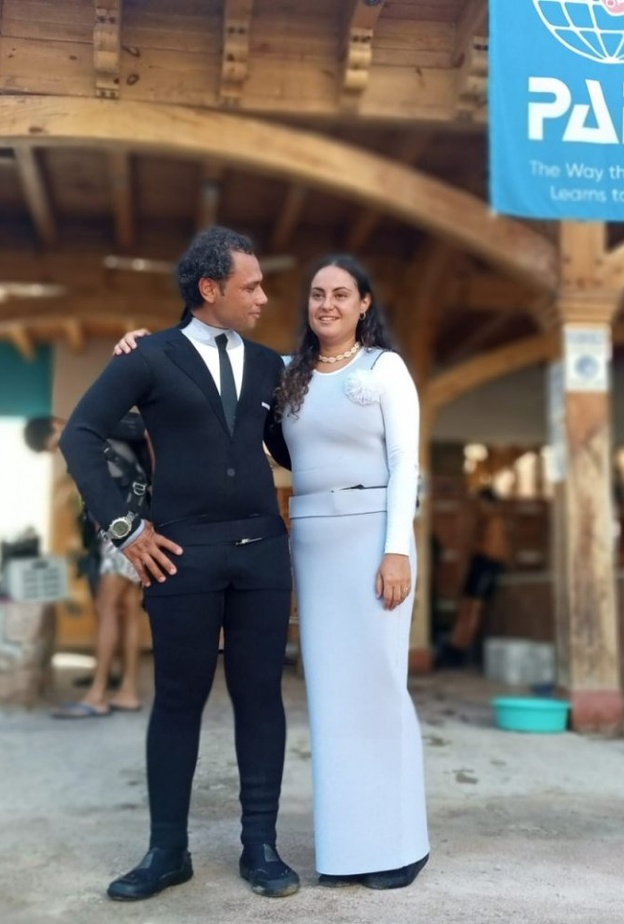  تم تصميم بدلات غوص على شكل بدلى سوداء و فستان ابيض لتتلائم مع اجواء حفل الخطوبة