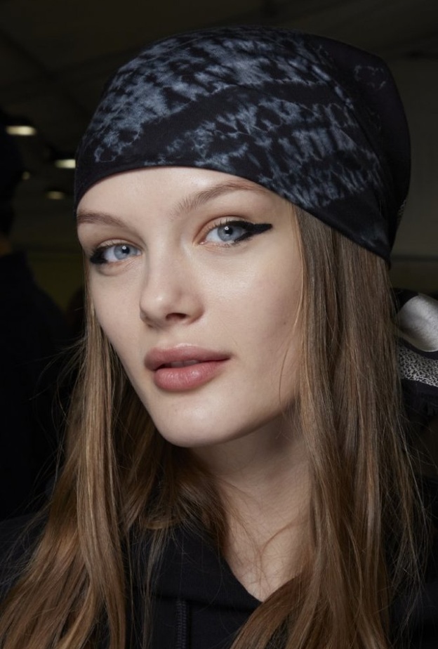 طريقة وضع الآيلاينر للمبتدئين من وحي عروض الازياء العالمية لخريف 2020