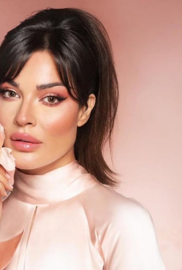 طريقة عمل مكياج زهري ناعم على طريقة النجمات العربيات