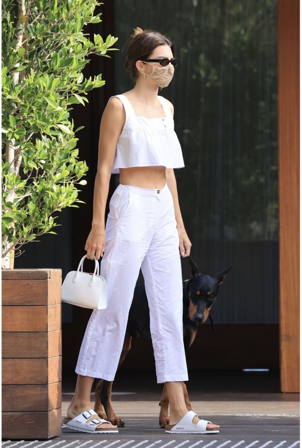 تنسيق اطلالات كاجوال صيفية باللون الأبيض اختارته كاندل جانير