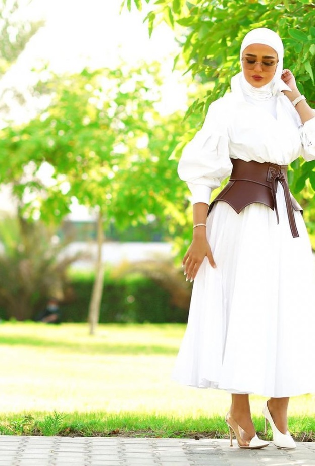 تنسيق الفستان الميدي باللون الابيض من وحي اطلالات مدونة الموضة مرمر