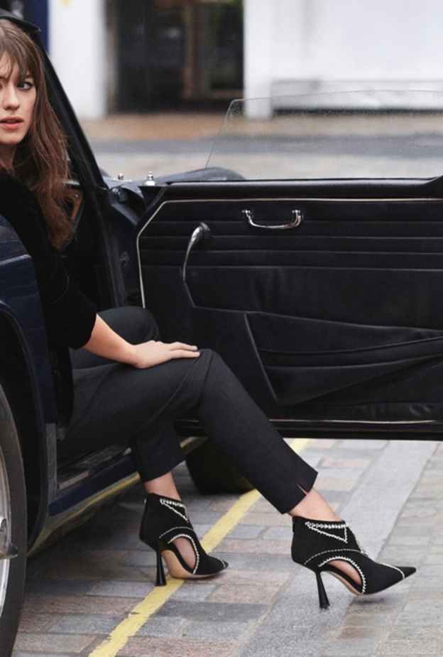 JIMMY CHOO تطلق حملتها التسويقية مع ديزي إدغر جونز