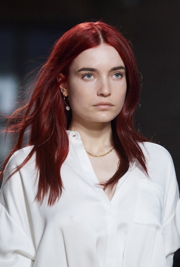 ألوان صبغات شعر جريئة باللون الاحمر من دار Hellessy