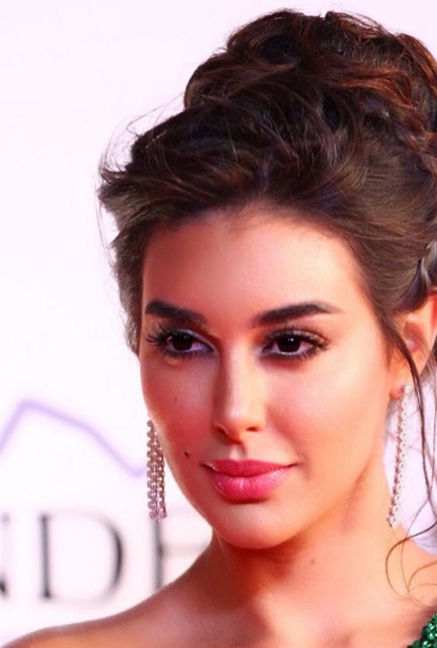 تسريحات شعر راقية لصاحبات البشرة السمراء من وحي اطلالات ياسمين صبري