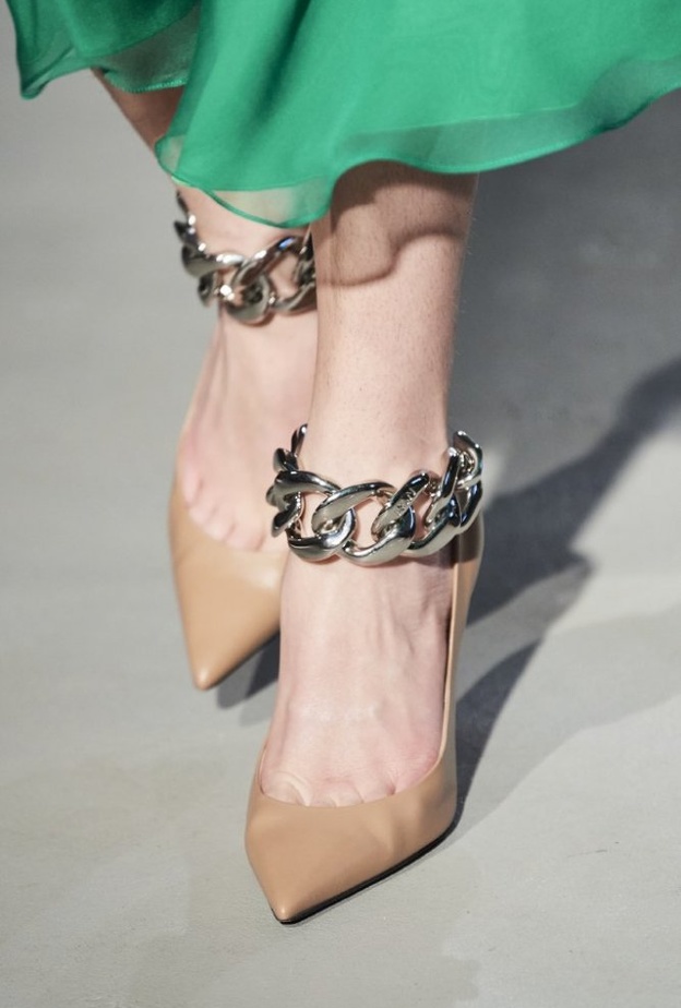 موديلات الاحذية مع السلاسل العريضة على الكاحل من دار N 21