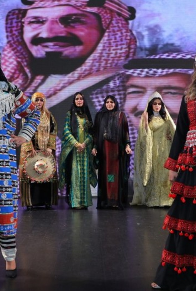  مصممة الازياء أميمة كنداسة تنظم معرضا للازياء التراثية بمناسبة اليوم الوطني 90