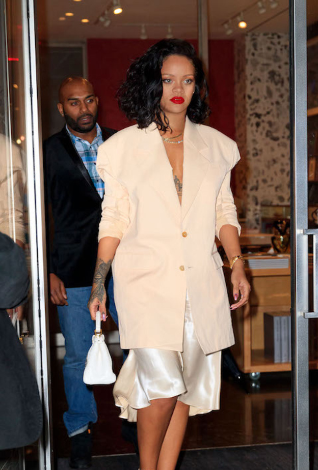 تنسيق  أزياء الاوفر سايز البلايزر مع التنورة الميدي من وحي ريهانا