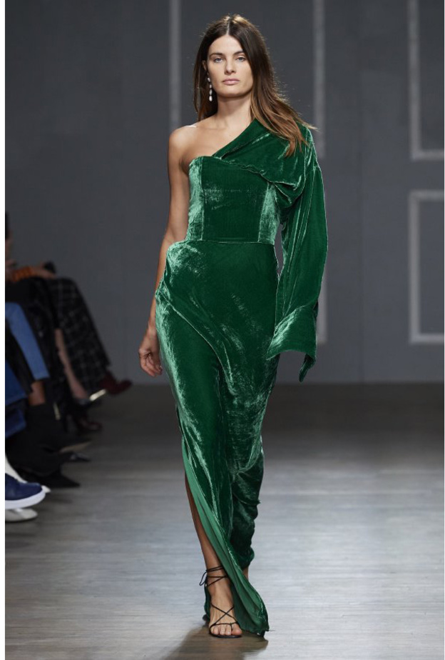  فساتين سهرة بالكتف الواحد خضراء عصرية ومخملية خريف 2020 من دار Hellessy