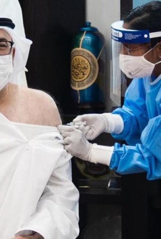 الوزير يتلقى الجرعة الأولى من لقاح كوفيد-19