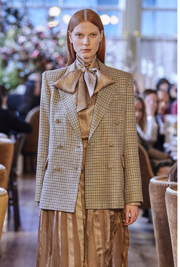 تنسيق البليزر الواسع مع الفستان