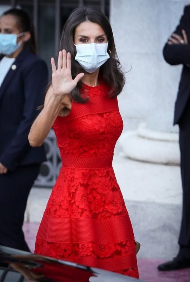  اطلالة الملكة ليتيزيا ملكة إسبانيا باللون الاحمر الداكن بكثير من الاناقة