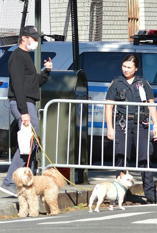 هبة جاكمان في محادثة مع رجال الشرطة 