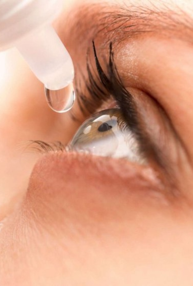 الخطوات الفعالة لوضع قطرات العيون بدون أضرار صحية