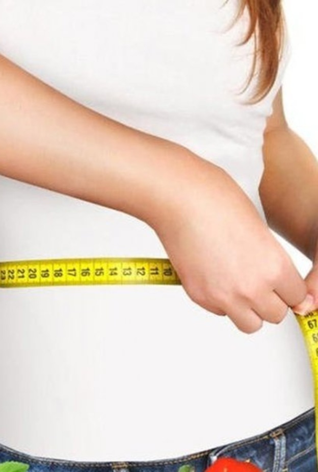 الحد من تناول الأغذية الغنية بالطاقة والتي تحتوي على كميات كبيرة من الدهون والسكريات