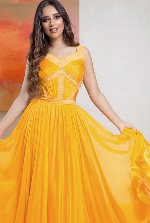 بلقيس بفستان اصفر مع تنورة منسدلة