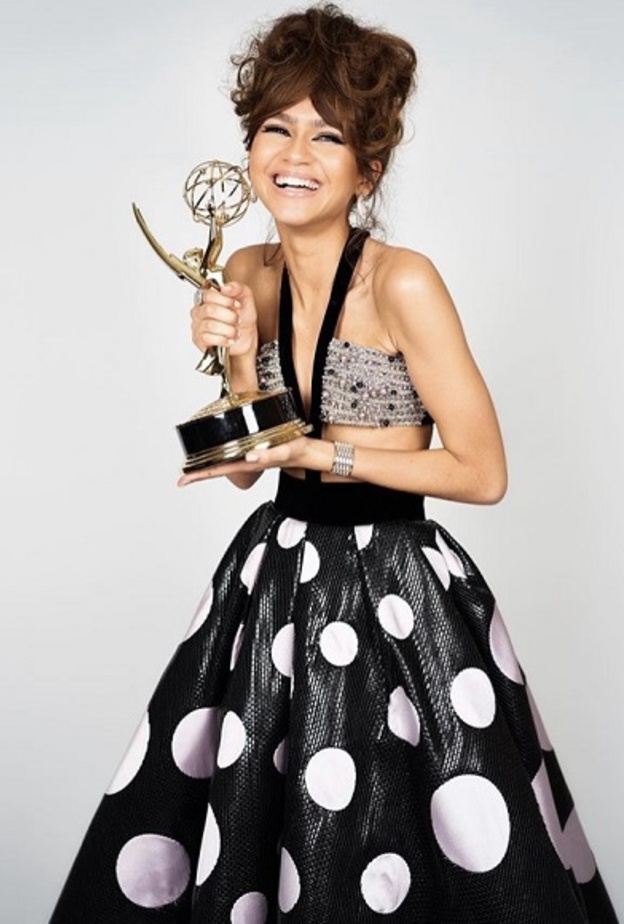 زيندايا تحمل جائزة إيمي لأفضل ممثلة رئيسية عن دورها في Euphoria 