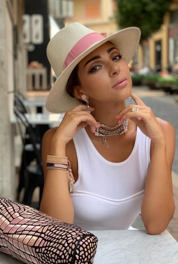 اطلالات ميريام فارس بقبعات القش