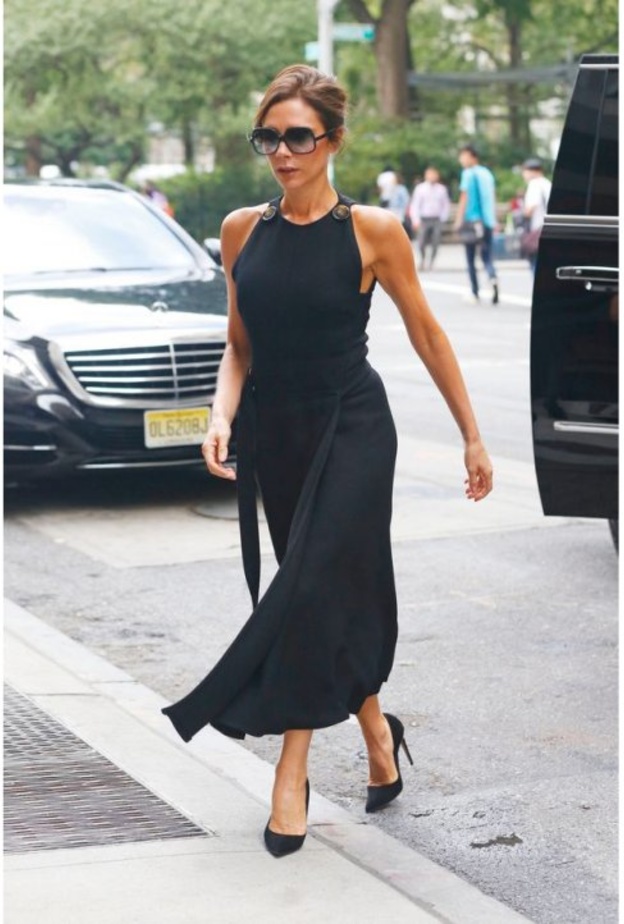 موديلات فساتين ماكسي سوداء مستوحاة من فيكتوريا بيكهام