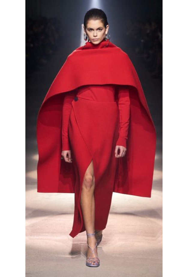 الفستان مع الكاب الاحمر من Givenchy