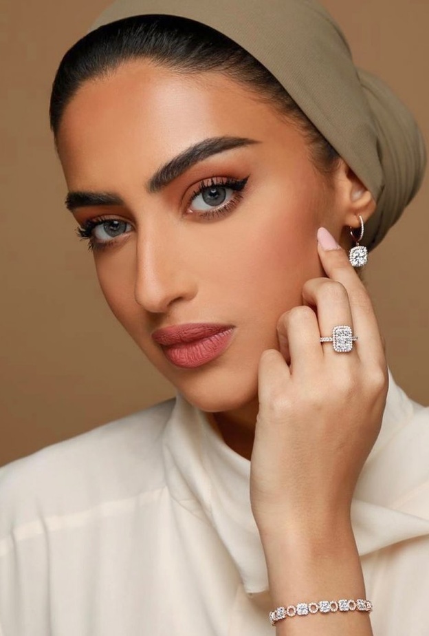 خبيرة المكياج السعودية يارا النملة