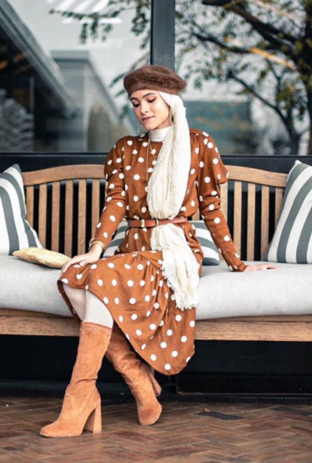 ستايل عصري وشبابي اختارت فيه نبيلة كريم فستان بني مزيّن بالنقط البيضاء الكبيرة