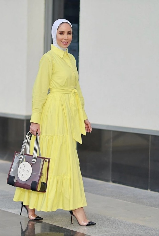 فاطمة العوضي في فستان ماكسي باللون الأصفر