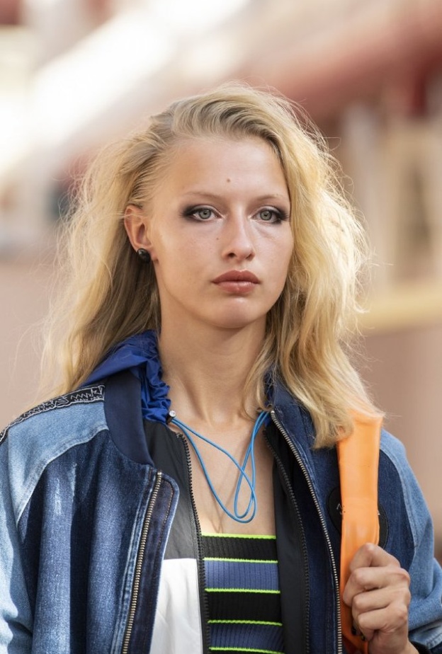 تسريحات شعر منسدلة مع الغرة الجانبية من Mark Fast